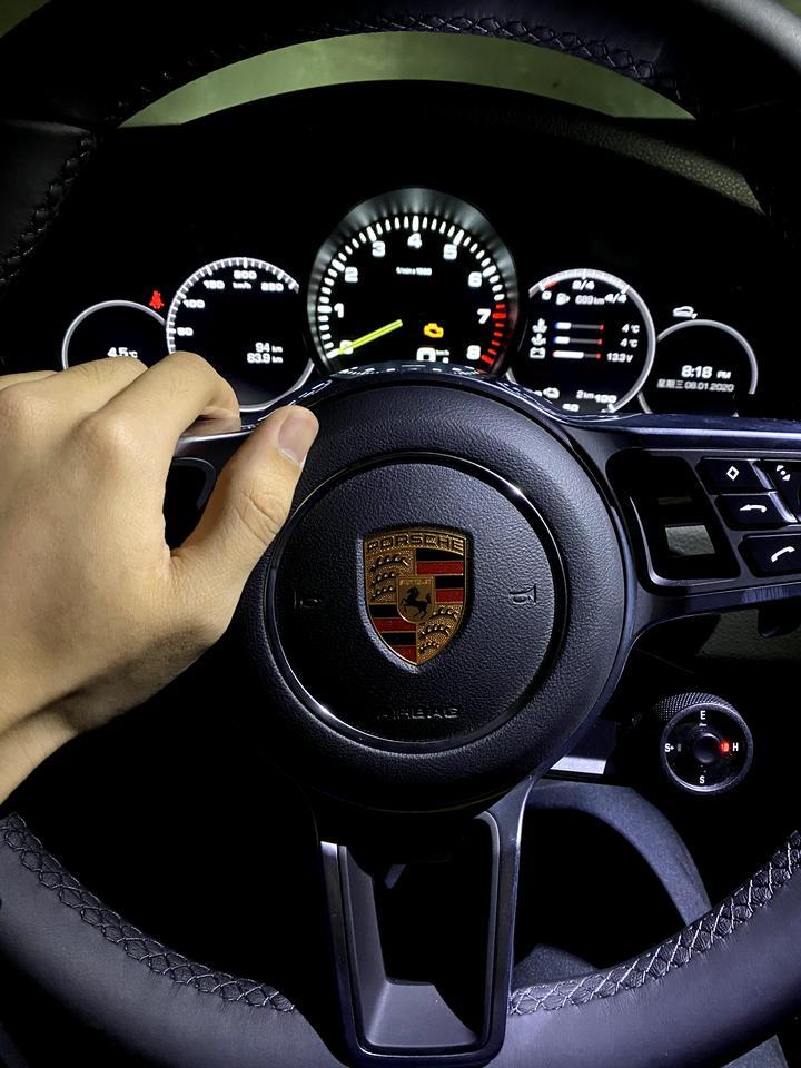 cayenne e-hybrid-我想请问这个车充电去那种公共充电桩可以充么？用他们的枪是不是就可以充？充满一次大约需要多长时间？谢谢?