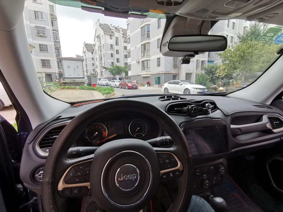 自由侠-汽车启动后 踩油门要到2500+才变档位怎么回事