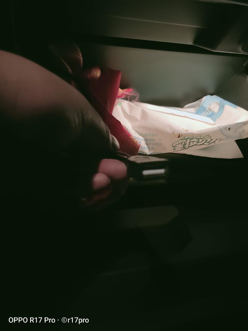 自由侠-哪位大神知道副驾前面这个储物箱里的这个接口是干嘛用的 ?