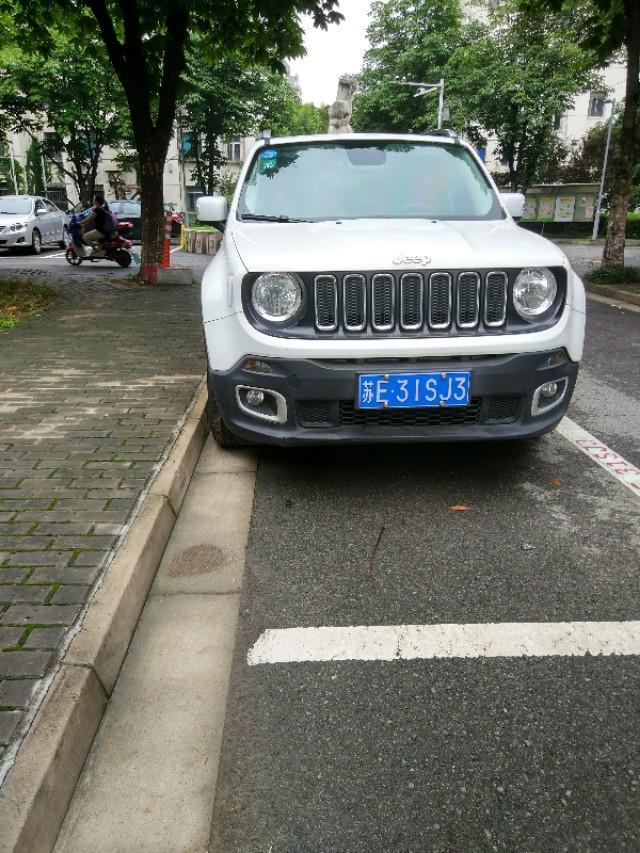 自由侠-前面看。你看的出这是吉普的哪款车