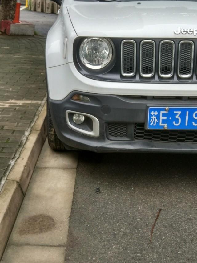 自由侠-前面看。你看的出这是吉普的哪款车