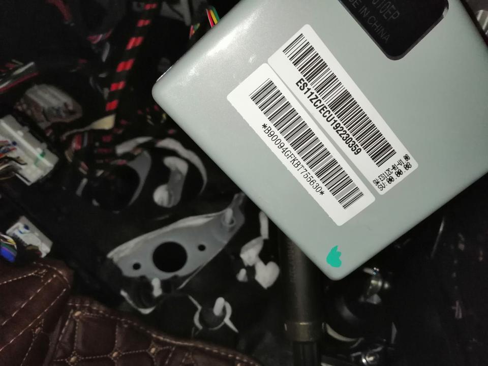 捷途x90-请问你们的X90主驾驶室下边是这个样子吗？就连一块遮挡的都没有。