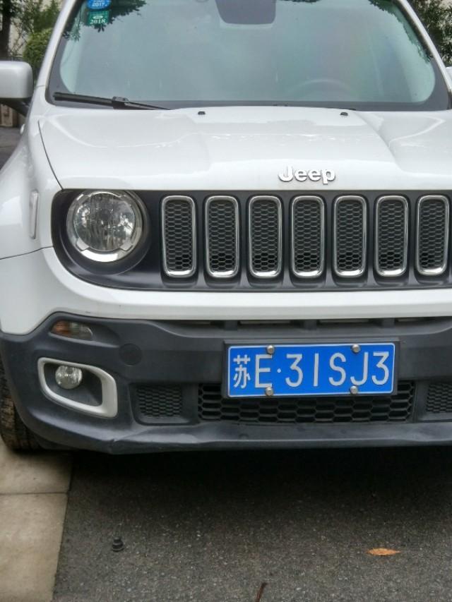 自由侠-前面看。你看的出这是吉普的哪款车