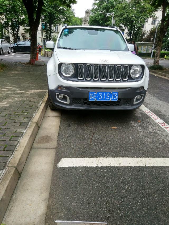 自由侠-前面看。你看的出这是吉普的哪款车