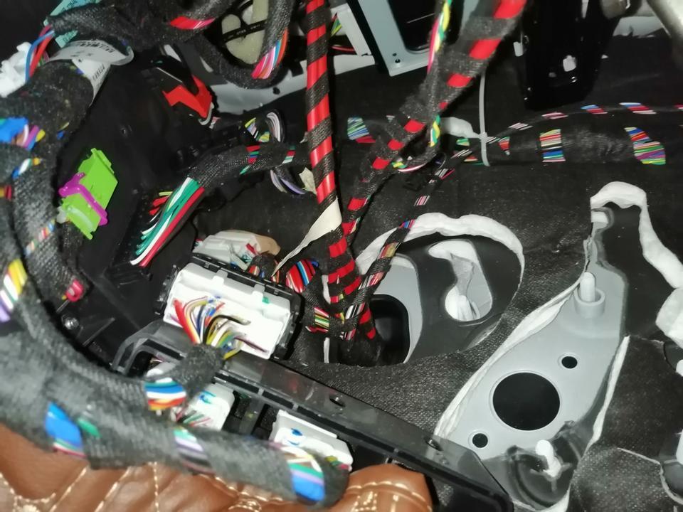 捷途x90-请问你们的X90主驾驶室下边是这个样子吗？就连一块遮挡的都没有。
