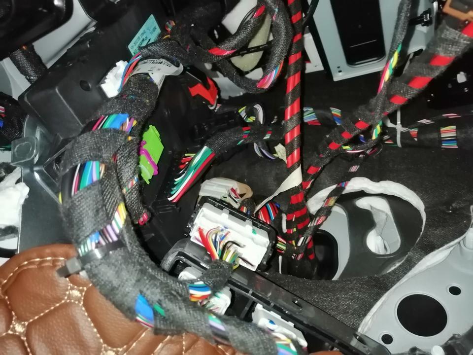 捷途x90-请问你们的X90主驾驶室下边是这个样子吗？就连一块遮挡的都没有。