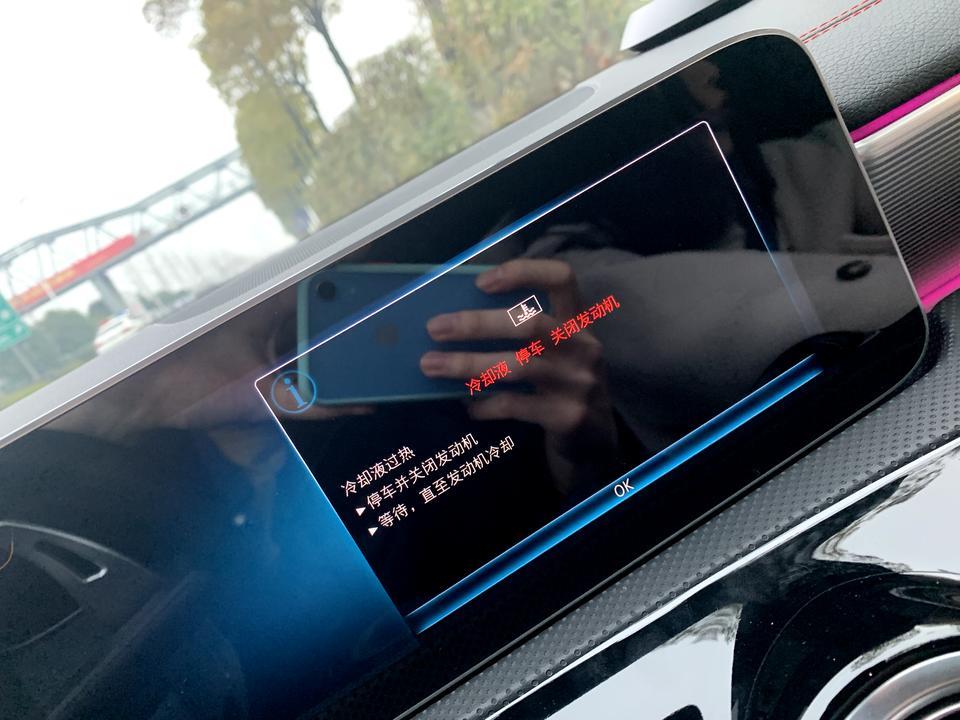 奔驰a级amg-1.3提的车 加98 基本很少运动模式 平均油耗14个左右..这是为啥？并且舒适模式下几十分钟 温度就会超过100多 发动机噪音特别大持续2分钟 求解答！