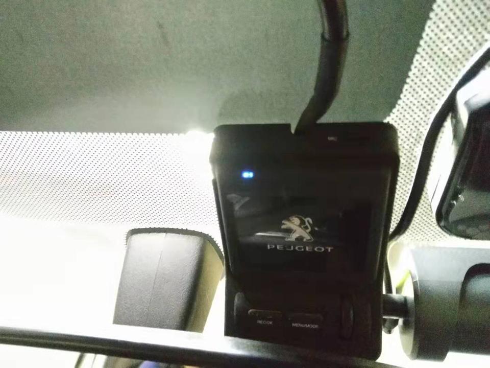 标致408-各位大伽，我买了408车子，上面安装一个机器，去4S店他们也不知道，原车主电话打不通，机器还会闪蓝灯。求解，谢谢！
