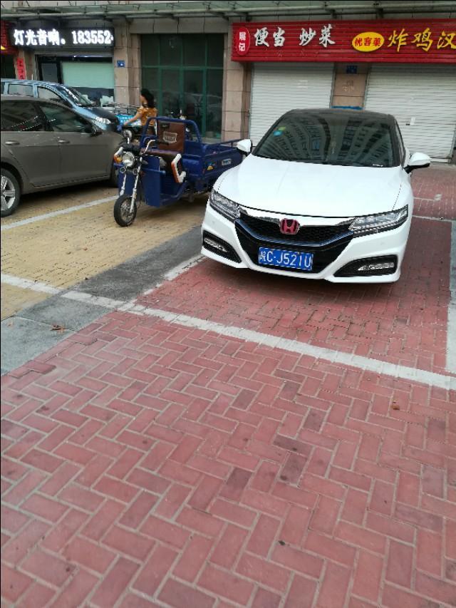 哥瑞-大家看看这辆本田车的车标为什么是红色的？自己搞的吗？