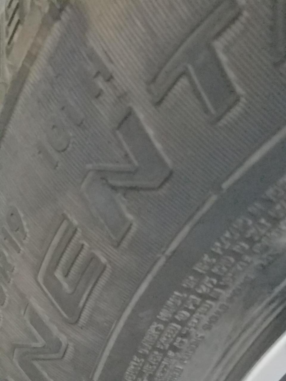 讴歌rdx-家人们，昨晚轮胎侧面被凸出路沿石划了一道，这个需要更换轮胎吗，就是n那个部位