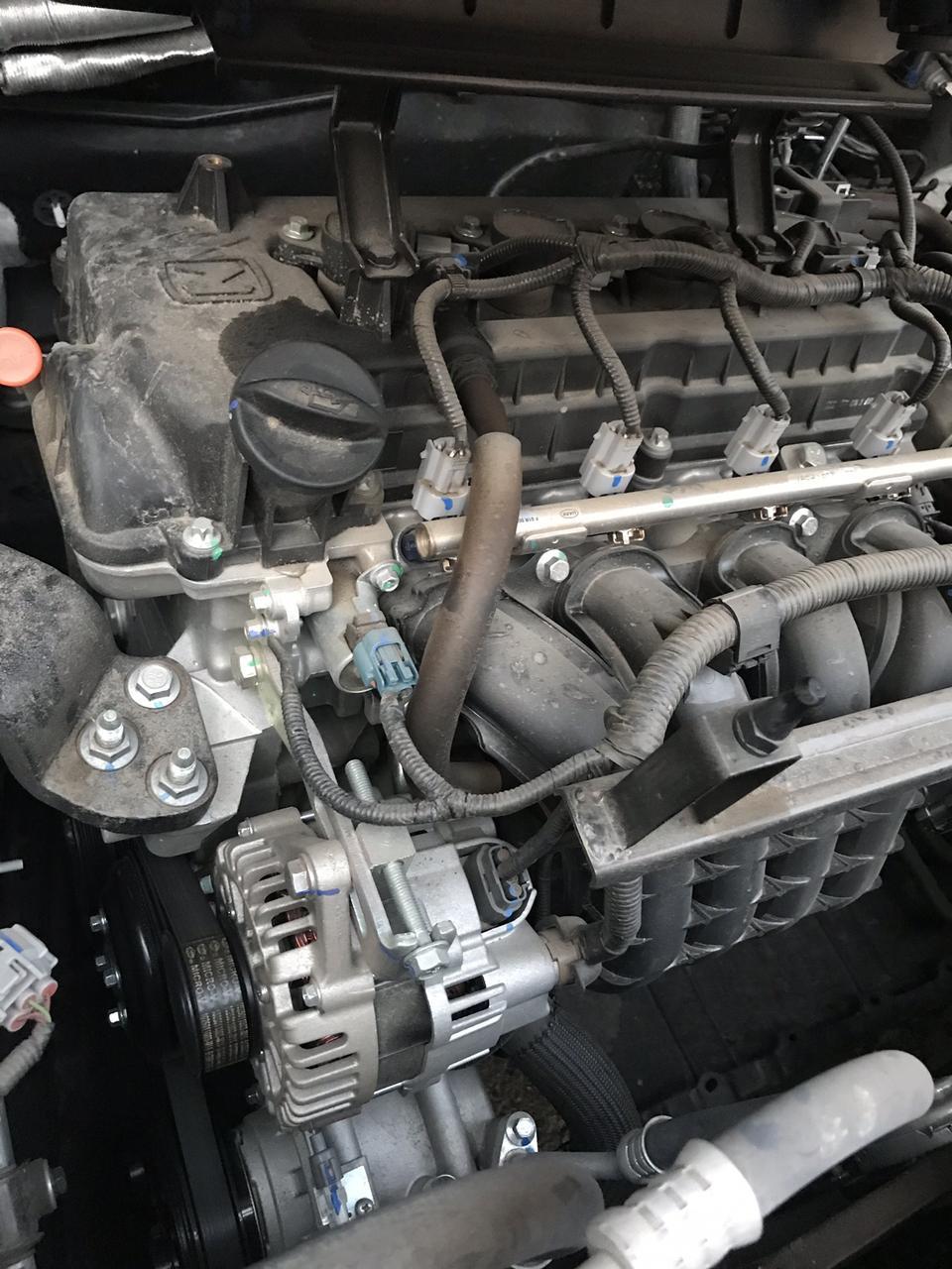 众泰t300-3个月的车，过了首保目前3500公里。发现发动机上面有油 油管上面也有，是哪里漏了吗
