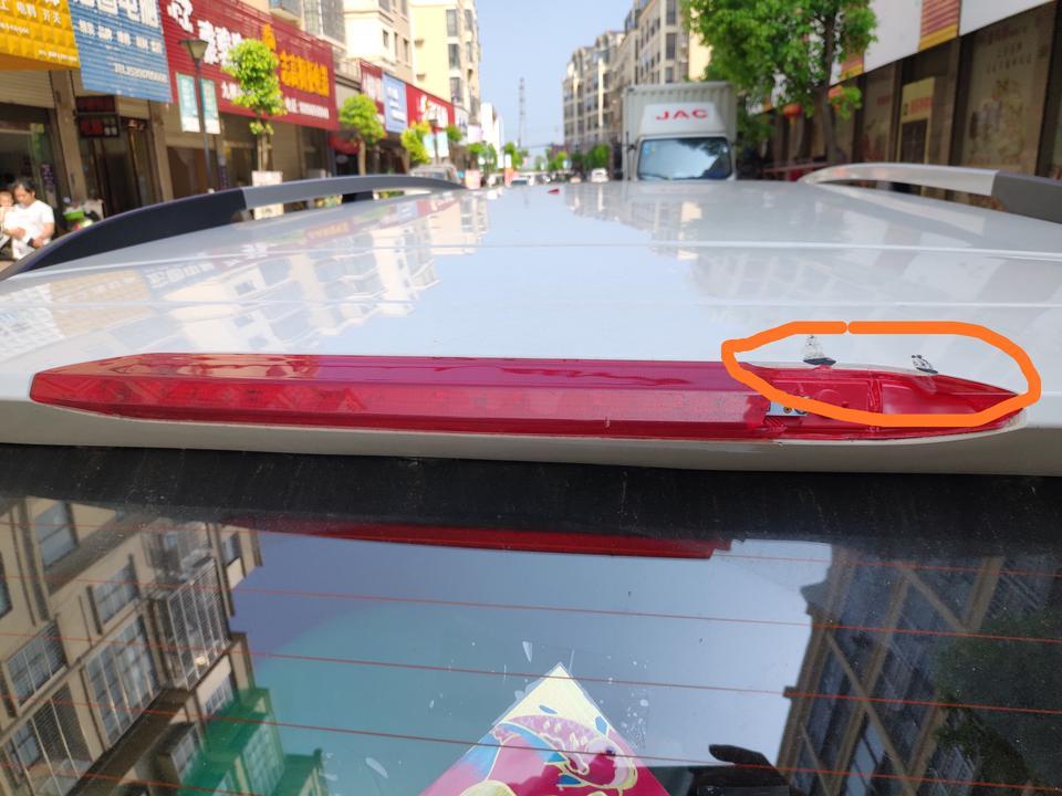 宝骏310w-画圈掉漆的位置是不是工程塑料的？如果是我就把灯换了 上面掉漆就不管了