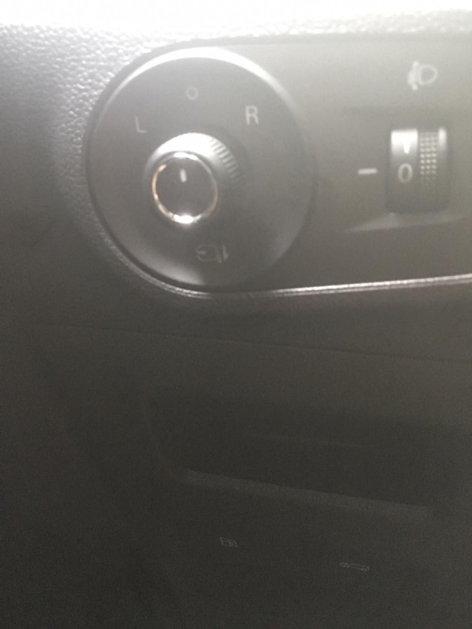 荣威rx3-18T自动旗舰型。配置上显示有后视镜加热功能。但是实车上没有找到。请问在哪里？