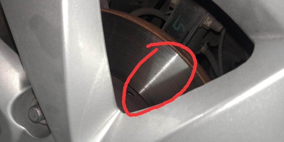 宝骏310w-这是前车轮刹车盘上的，请问这是什么情况