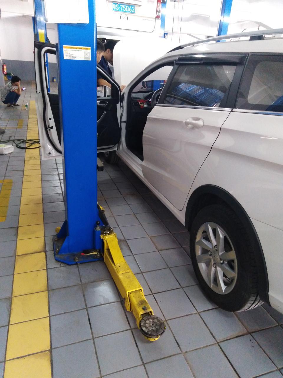 宝骏310w-19款自动时尚版国六，提车一个星期左右，才走150公里，出现过两次正常行驶变空挡，仪表盘n档d档在变动，吓人的要死，然后踩几脚刹车就变好了，然后去4S店检查，就说没有问题，就说什么给车学习了一下，汽车知识我也不懂，然后把电瓶电池断电，就是拆掉电源又插回去，反复4-5次就说可以了，维修部的人也很随意，把别人的车不当车似的，学徒居多，很少开，现在暂时没有发现变档这种情况，第二天我打开后玻璃雨刮器喷水，结果后备箱里面漏水，才第一次用，就这样，去检查结果那个小管是烂的，没用过也会烂，我也是服了，这车
