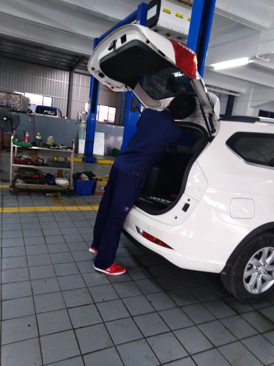宝骏310w-19款310w自动时尚国六，正常行驶变空档，出现三次了并没有解决，去4s店维修部师傅检查不出来，说没有问题先开着，后雨刮器打开喷水后备箱里面漏水，去检查结果里面管子是烂的，天天往修车部跑，想退车，提车才一个星期，开了200公里，问题就这么多？请问这个可以退车吗？在三包范围内吗？各位给给意见和建议