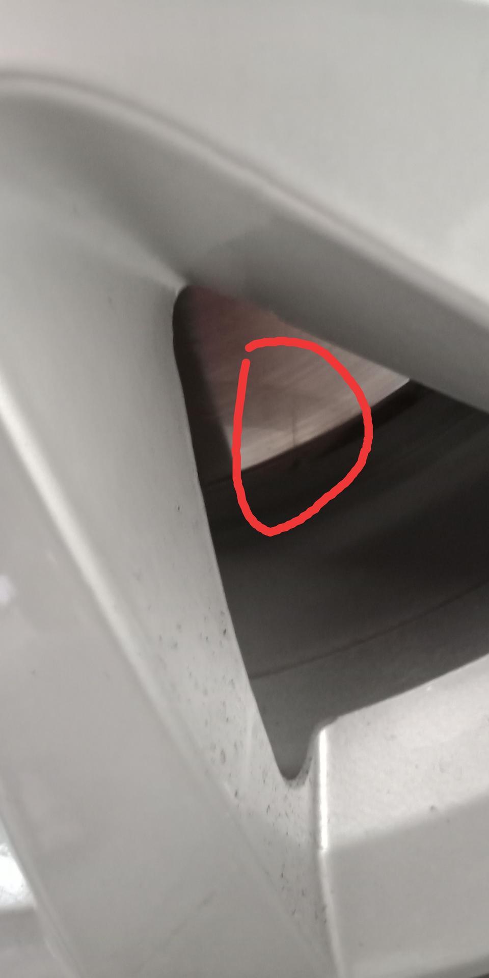 宝骏310w-这是前车轮刹车盘上的，请问这是什么情况