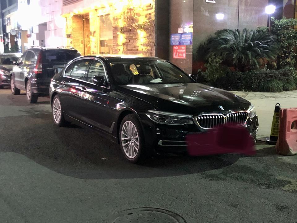 宝马5系phev-大家不用电的情况下油耗都是多少？我感觉我的特别高。一脚油门瞬时的油耗四五十。综合油耗20个左右。