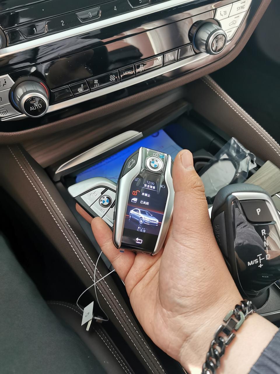 宝马5系phev-想问一下  昨天才提的车   但是车上没有随车充   4s店的人说2020款的没有随车充    说是里程增加到了95公里