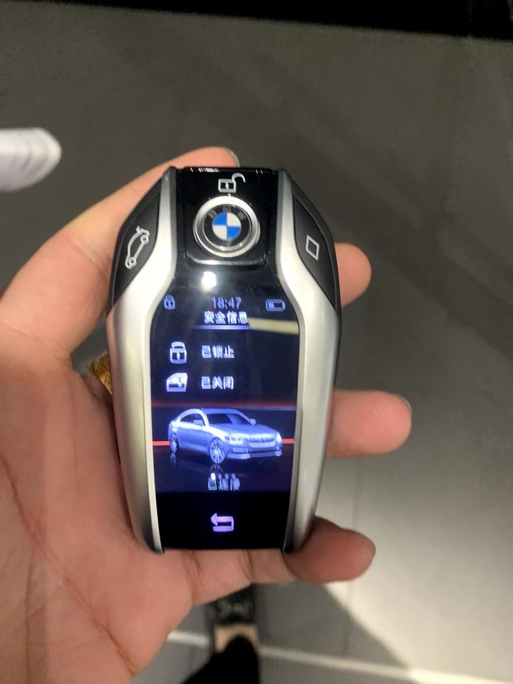 宝马5系phev-530le 豪华版 落地43万 与 525li耀夜版落地36万   选哪个好？我还差个深圳牌！5系送深圳牌！