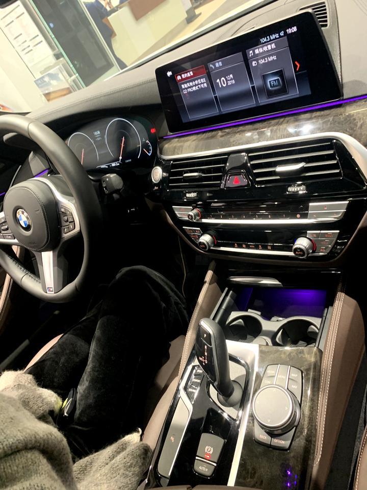宝马5系phev-530le 豪华版 落地43万 与 525li耀夜版落地36万   选哪个好？我还差个深圳牌！5系送深圳牌！