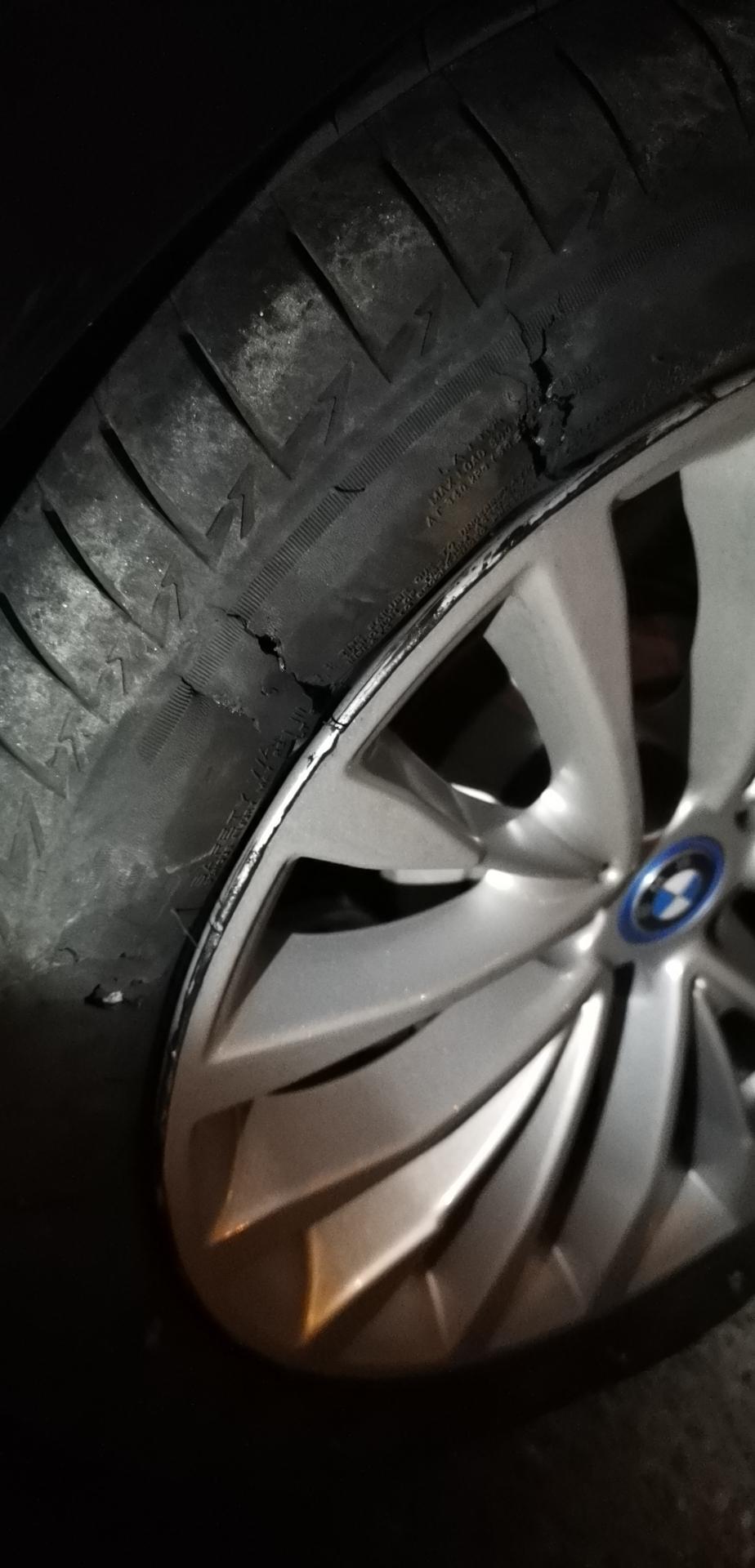 宝马5系phev-我想问一下各大530le的车主，你们买的le都是防爆胎来的吗？今晚刚爆了一个车胎，拿去换的时候，施工师傅说都不是防爆胎来的！我是今年6月份买的车，是19款豪华版…这款车应该都是标配18寸的防爆胎的吧？