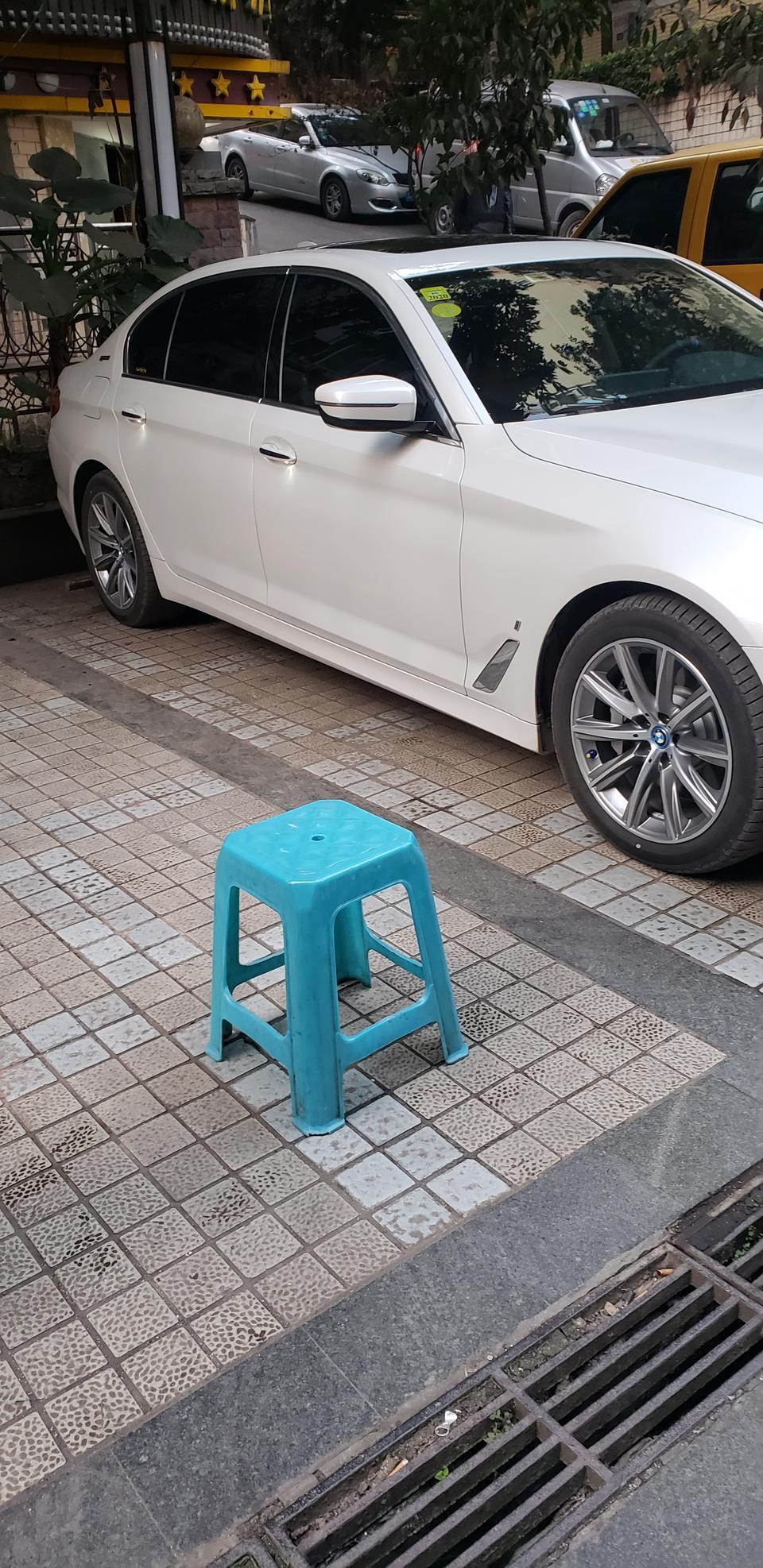 宝马5系phev-我车子在4s 店放了20天了，一直在等配件，4s 店工作人员给我说配件现在还没有，只有等到厂家回复，我想请问一下，这种情况怎么办呢？