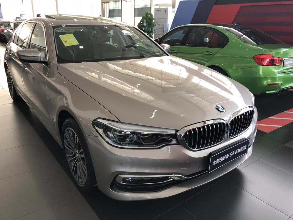 宝马5系phev-想问问车友，有没有买后面这个深色的，问的几家店都是前面的这种开米银！想问问大家