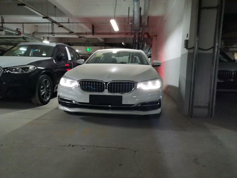 宝马5系phev-今天定的裸车452500包涵装潢，保险12000贵吗？