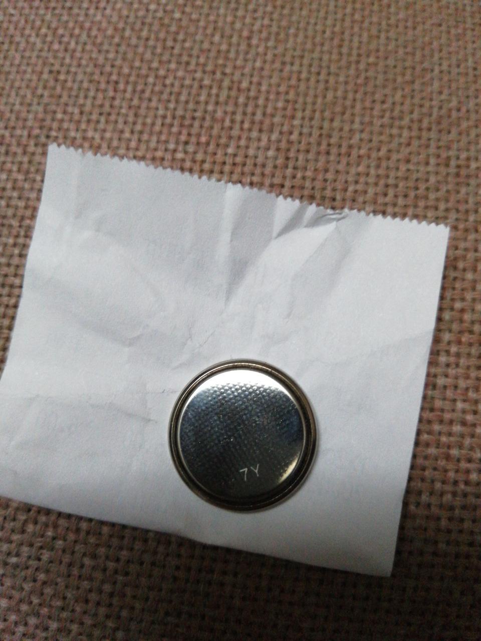 车友们换电池启辰D60是这个型号 ，商场里面都有卖，五元一个、自换很简单
  汽车保养电收费20—30元，四S电50—100元，没有螺丝的直接沿着缝隙用一字螺丝刀轻轻撬开就OK。我的汽车到目前18个月，仪表台显示钥匙电量不足，及时换电池。所本人今晚刚刚自换电池花费五元…希望对车友们有帮助。电池一个正面一个反面，有型号代码！记着点赞哦