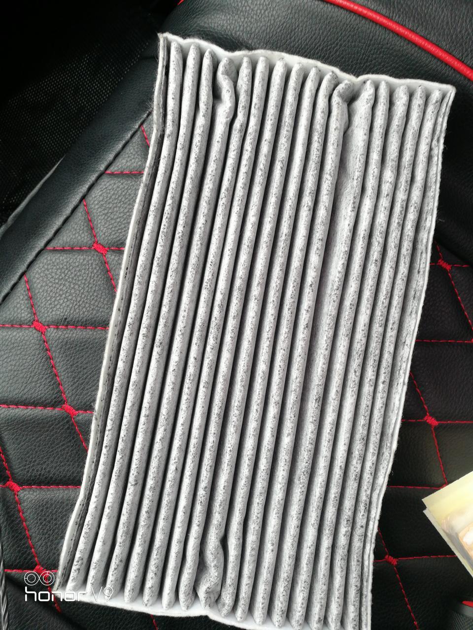 启辰d60-我的小六空调滤芯新换的，不好装，就算装进去了，靠近盖板的位置总是按不进去，就成一个扇形的形状，难道是里面哪个位置卡住了？试了好几次都不行，如果进去的话，应该是方正的，各位，知道是哪里的问题吗