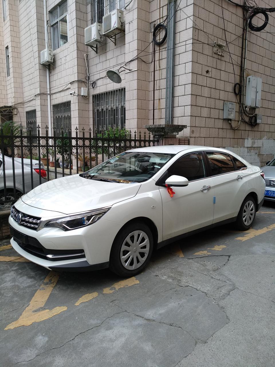 启辰d60-6.7号提车，手动最低配，国六，落地6.5，油耗4.9，实际应该在5.5左右，挂挡有点怕档杆会断，进档过程不流畅，最重要的来了，昨天用钥匙点火，挂挡，松手刹准备走，突然发现方向盘很难转动，可能是没解锁，可问题是我车子已经发动，并且挂挡准备走了才发现方向盘没解锁，熄火重新点火恢复正常，有车主碰到这样的情况吗？第一次碰到