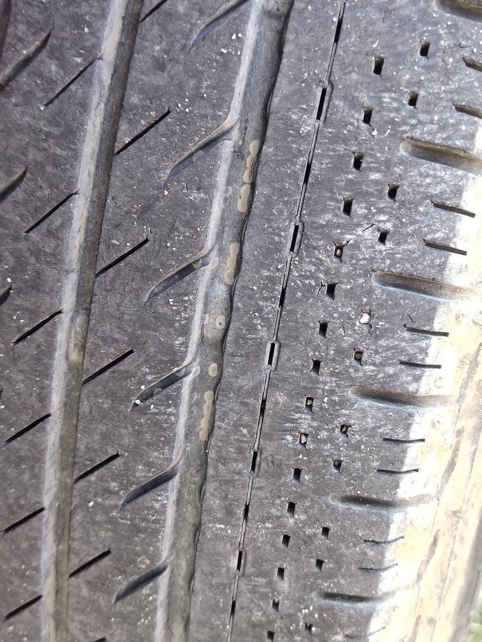 雨燕-像这种细裂纹需要换轮胎吗，请问老司机