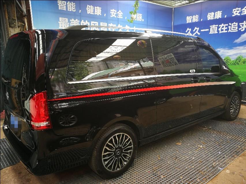 奔驰v级-奔驰V260L改装完工????
柚木地板，中排座椅改过道，中排座椅改前后电动移动，第三排电动三人座，豪华专用窗帘，四门不锈钢踏板，专用后排娱乐，喜赛力车室环境治理，漆面镀膜…????
有喜欢的吗？想改装吗？来吧！????