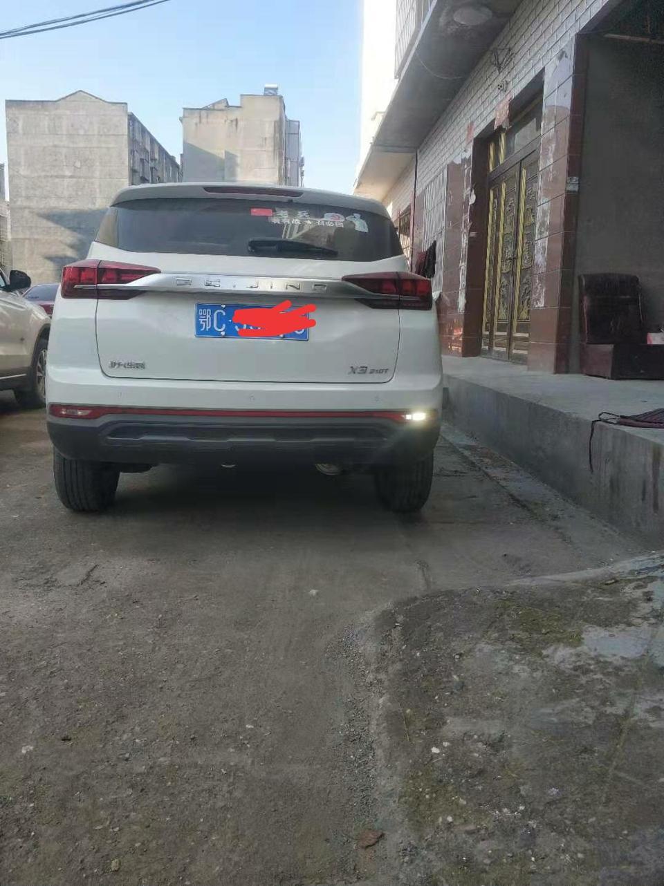 beijing·x3-北汽智达我x 3荣耀版的车，为什么倒车灯只有一个亮，请哪位大神解答一下