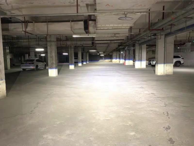 宝骏360-作为一个痴迷改装灯的爱好者，改过无数种灯，led也好，疝气灯也好，下面由我来为大家缕一缕
新车买回来都想着把灯改为最亮的，原车是卤素灯，黄黄的跟小蜡烛一样，被对面来车气得不行，相信很多人尝试过这种感觉，然后坚定要改灯，也是那时候开始让我有了改灯的这个兴趣。刚开始总是在犹豫说要换led比较好呢，改疝气灯比较好，朋友推荐说换疝气灯，比较led的还要亮，这是4年前的事情，当时为了亮，就改成了疝气灯，前前后后花了我800大洋，改完确实挺亮的，但是灯光有点散，但是跟小蜡烛对比确实是好了好几倍，唯一的缺点