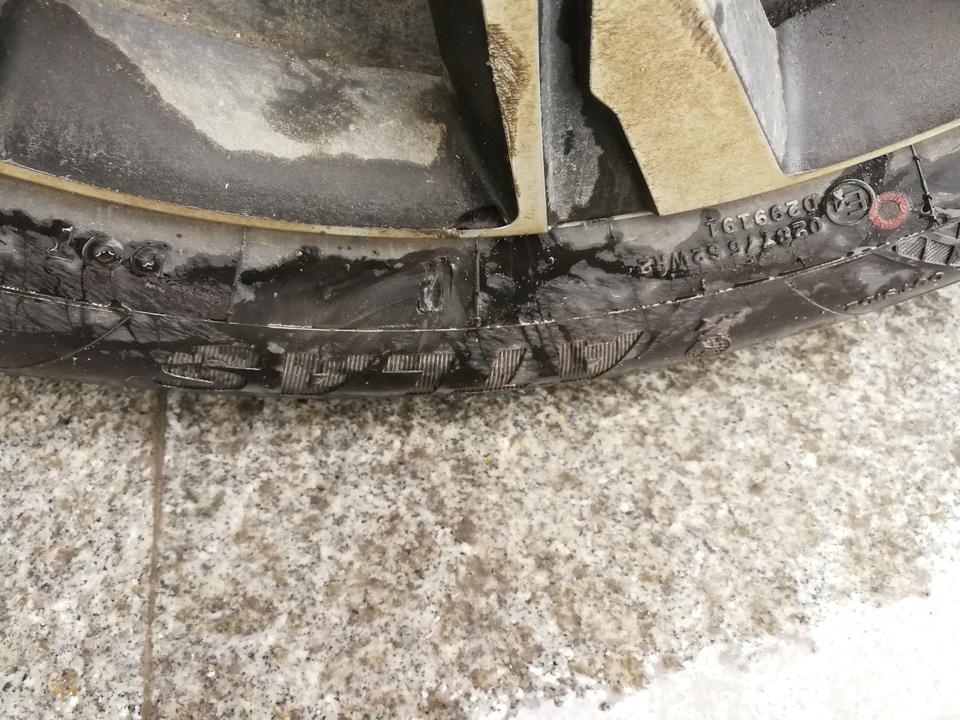 各位车友，我刚买一个月不到，发现轮胎上有坑，这样的坑可以修吗？还是要换新轮胎？宝骏360换一个新轮胎要多少钱？