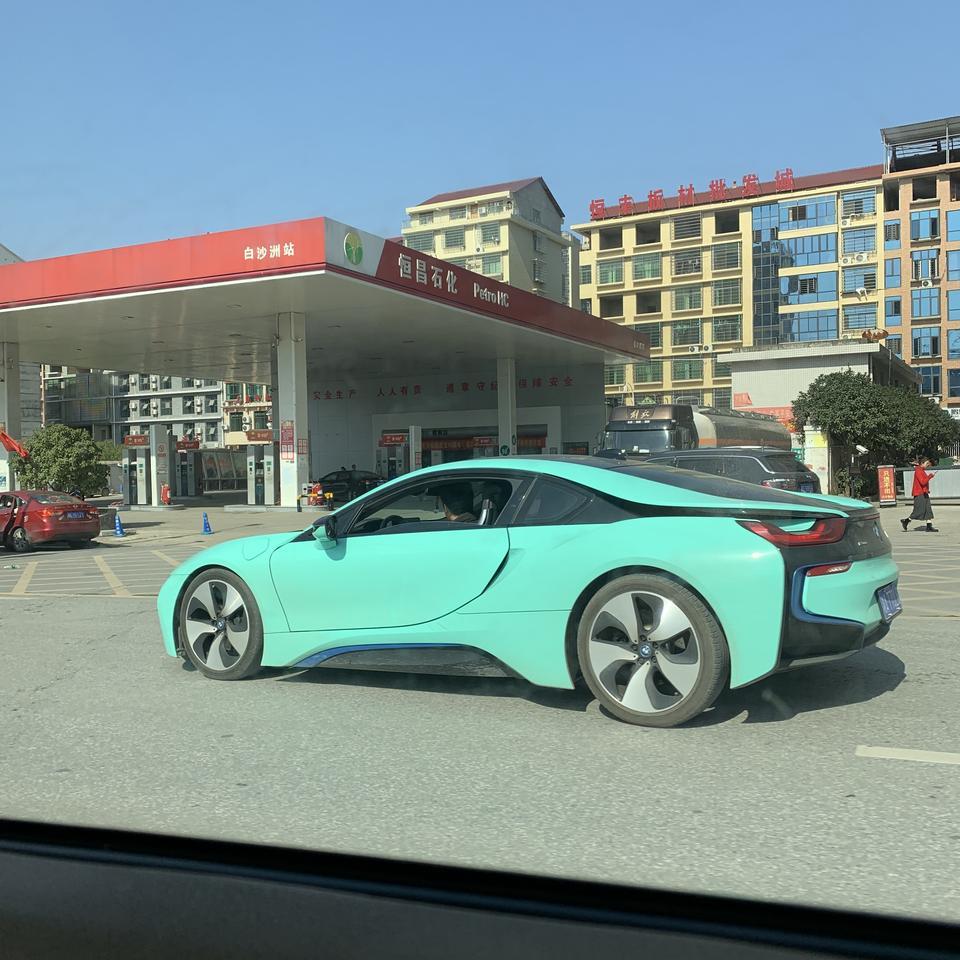 宝马i8-请问这是啥车？老婆西瓜，想买