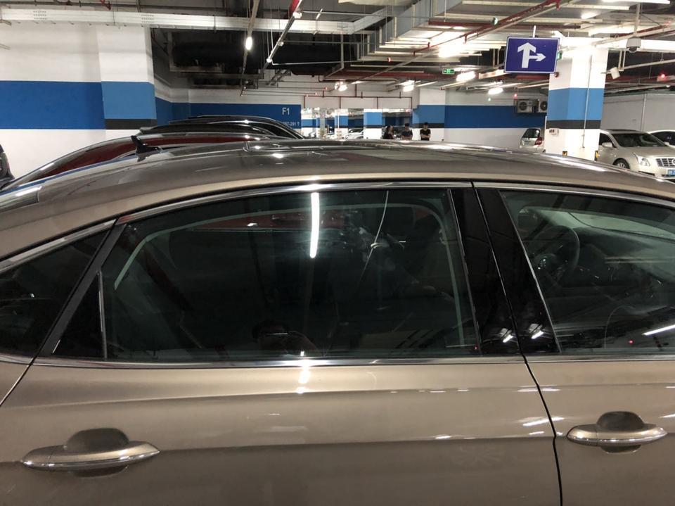 帕萨特phev-你们的帕萨特混动玻璃贴膜了吗？我发现这车的玻璃颜色挺深的 从外面看里面不是那么容易看清楚 想着没必要就不贴膜了 毕竟不是原装的东西 影响视线啊或者贴的起泡啊什么的就不好了