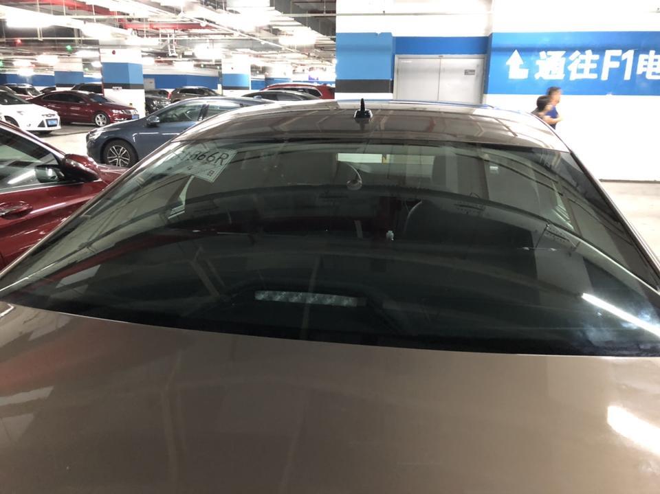 帕萨特phev-你们的帕萨特混动玻璃贴膜了吗？我发现这车的玻璃颜色挺深的 从外面看里面不是那么容易看清楚 想着没必要就不贴膜了 毕竟不是原装的东西 影响视线啊或者贴的起泡啊什么的就不好了