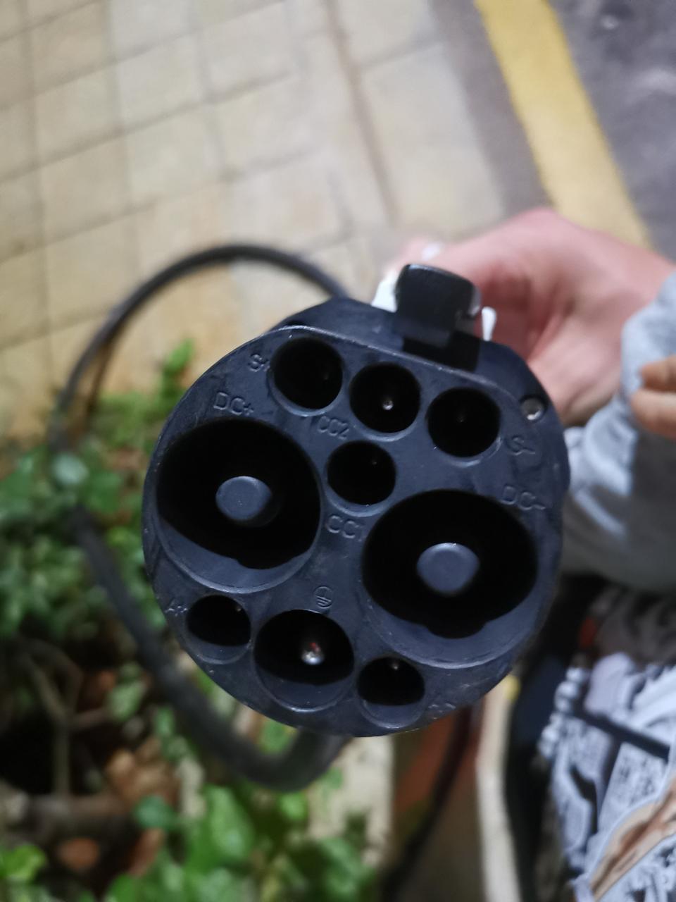 帕萨特phev-我的车还没冲过电，小区的盈利性充电桩插口图三，和本车插口图一根本不配，现在很懵要怎么给车充电?