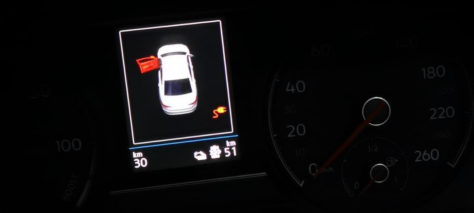 帕萨特phev-刚提的新车，才开了30公里的新车，第一充电，充满后电池续航显示仅有51km，这正常吗？距离官方的63有很大差距