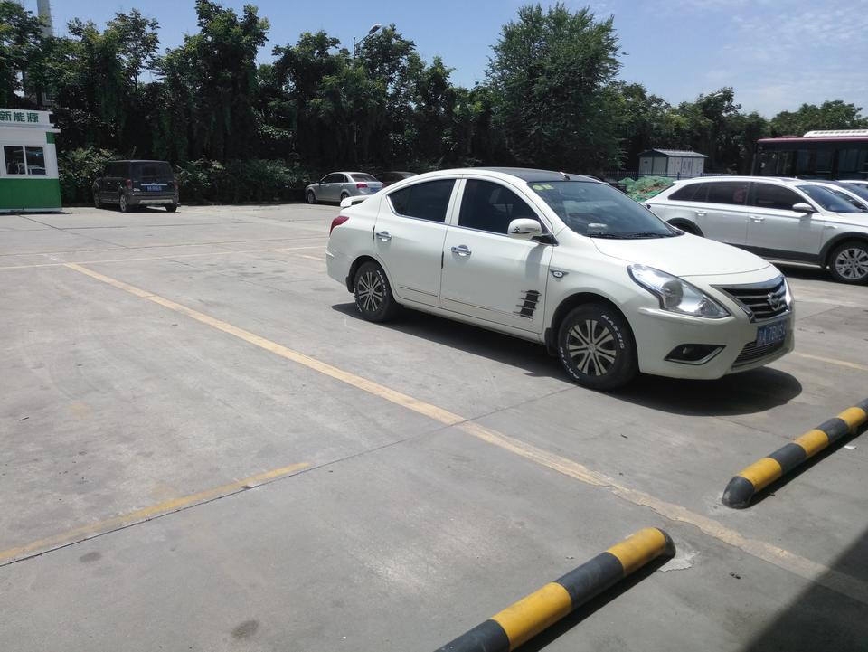 麻烦问一下，16款阳光跑了十三万公里，发现四个轮胎凹槽有龟裂需要更换轮胎吗？跑了十三万了花纹还深着就是龟裂了。