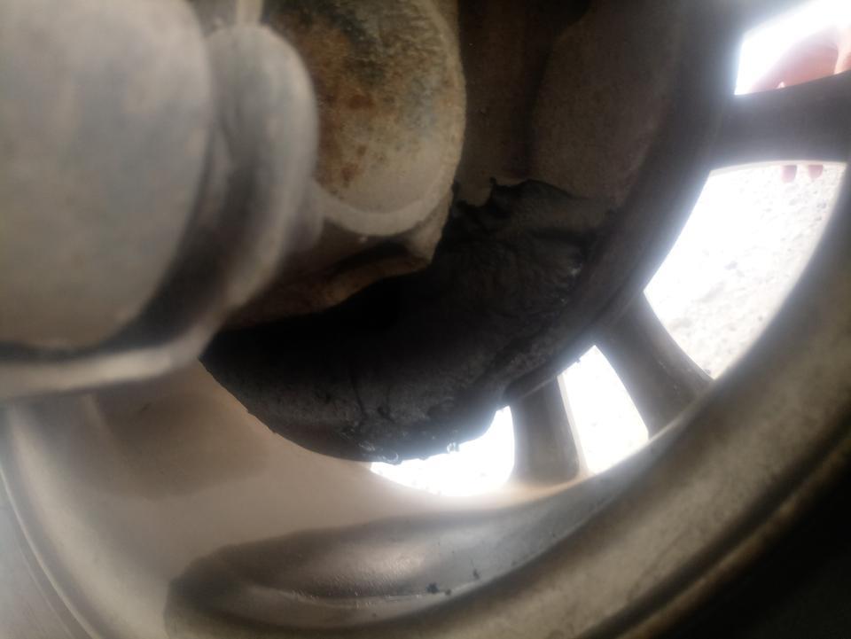 我买的二手车，长安悦翔，11年的，自动挡的，买了两个月左右跑了600多公里，因为是新手，所以不停的练车，在这期间换了个地摊和保养了车，以及节温器换了，结果昨天刹车分泵有漏油了，现在我想问问大家，这个车如何保养以及爱护才能少出问题？