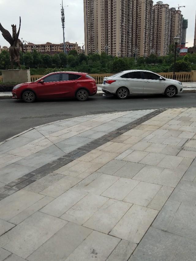 东风风神ax7-这二个车，你认为那一个，好看？