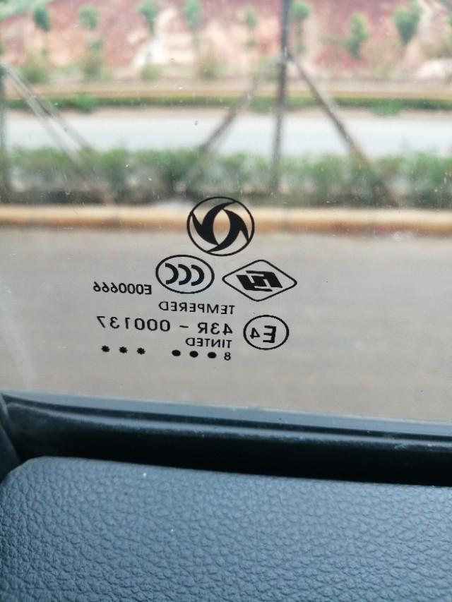 风行t5-刚买的T5  为什么车窗上的标点不一样，按理来说是一样的才对啊