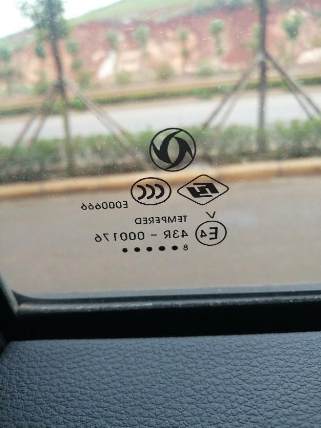 风行t5-刚买的T5  为什么车窗上的标点不一样，按理来说是一样的才对啊