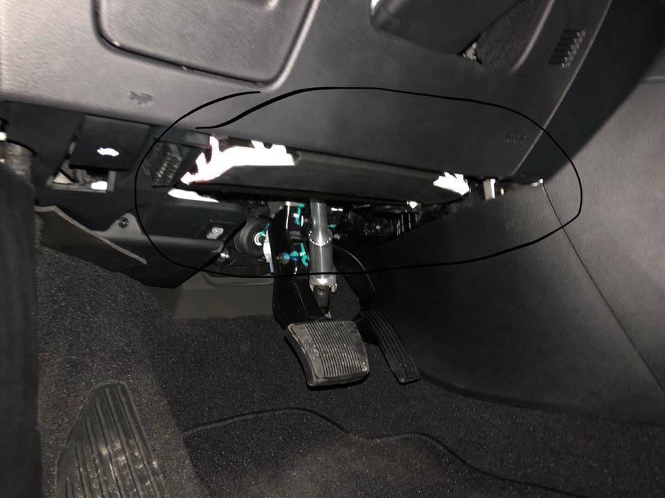 新买的jeep指挥官，今天发现操作台下面有个这样的盒子，里面有白色像布料一样的东西；请问各位爱车人士，这是什么请赐教