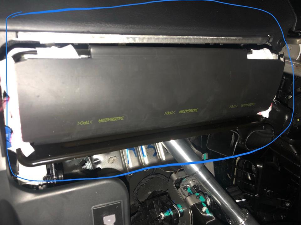 新买的jeep指挥官，今天发现操作台下面有个这样的盒子，里面有白色像布料一样的东西；请问各位爱车人士，这是什么请赐教