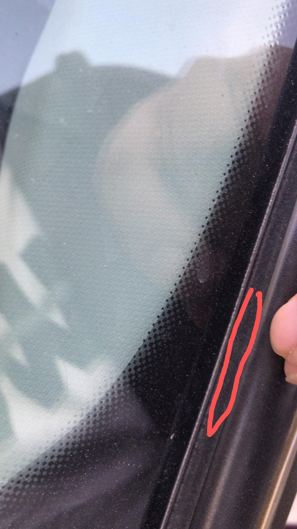 上个月才提的柯珞克豪华版，最近开车过程中，发现只要速度提上来在70码左右前挡风玻璃处就有很大的漏风声音，后来去了4s店检查，发现是前挡风玻璃外面两侧密封条的问题，不安装就没有漏风声音，我问检修师傅能不能解决，他说这是设计问题，不仅是柯珞克，其他只要是这种密封条的车辆都有，没办法只能换了两个密封条，但是还是有漏风的声音。
请问有没有其他车主遇到这种漏风的声音？